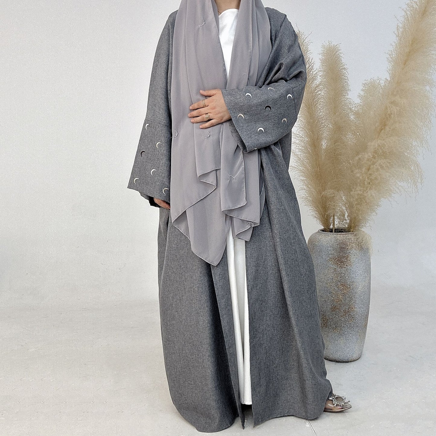 Abaya “Luna Minimal” – Élégance épurée & Détail céleste Elegant Cardigan Robe