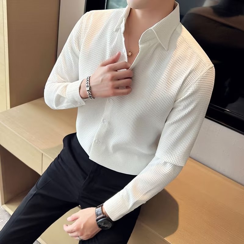 Chemise blanche texturée homme, coupe slim chic, look soigné instantané