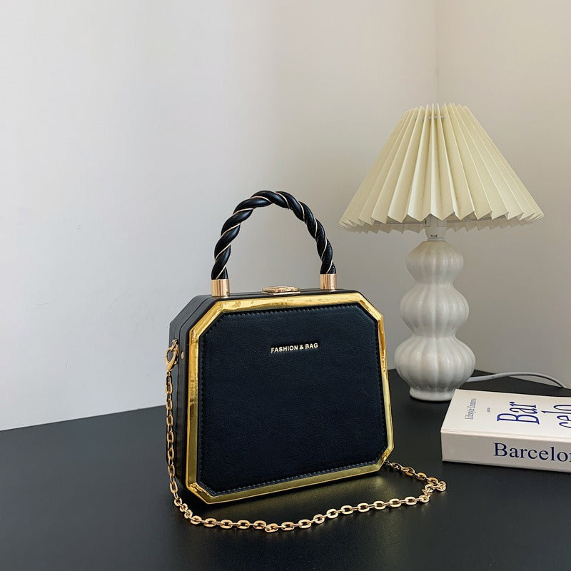 Mini-sac structuré vert émeraude avec anses torsadées et chaîne dorée – Style « boîte » élégant