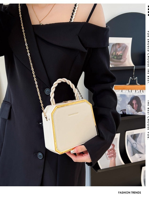 Mini-sac structuré vert émeraude avec anses torsadées et chaîne dorée – Style « boîte » élégant