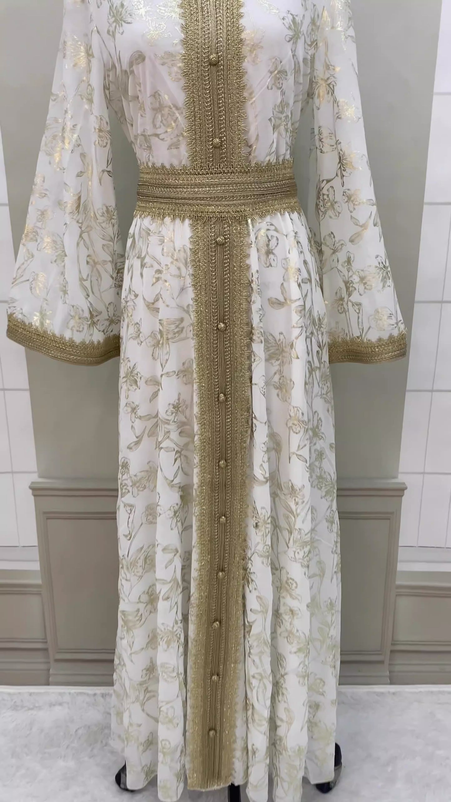 Robe orientale brodée dorée – Élégance royale en blanc, vert & bleu ciel