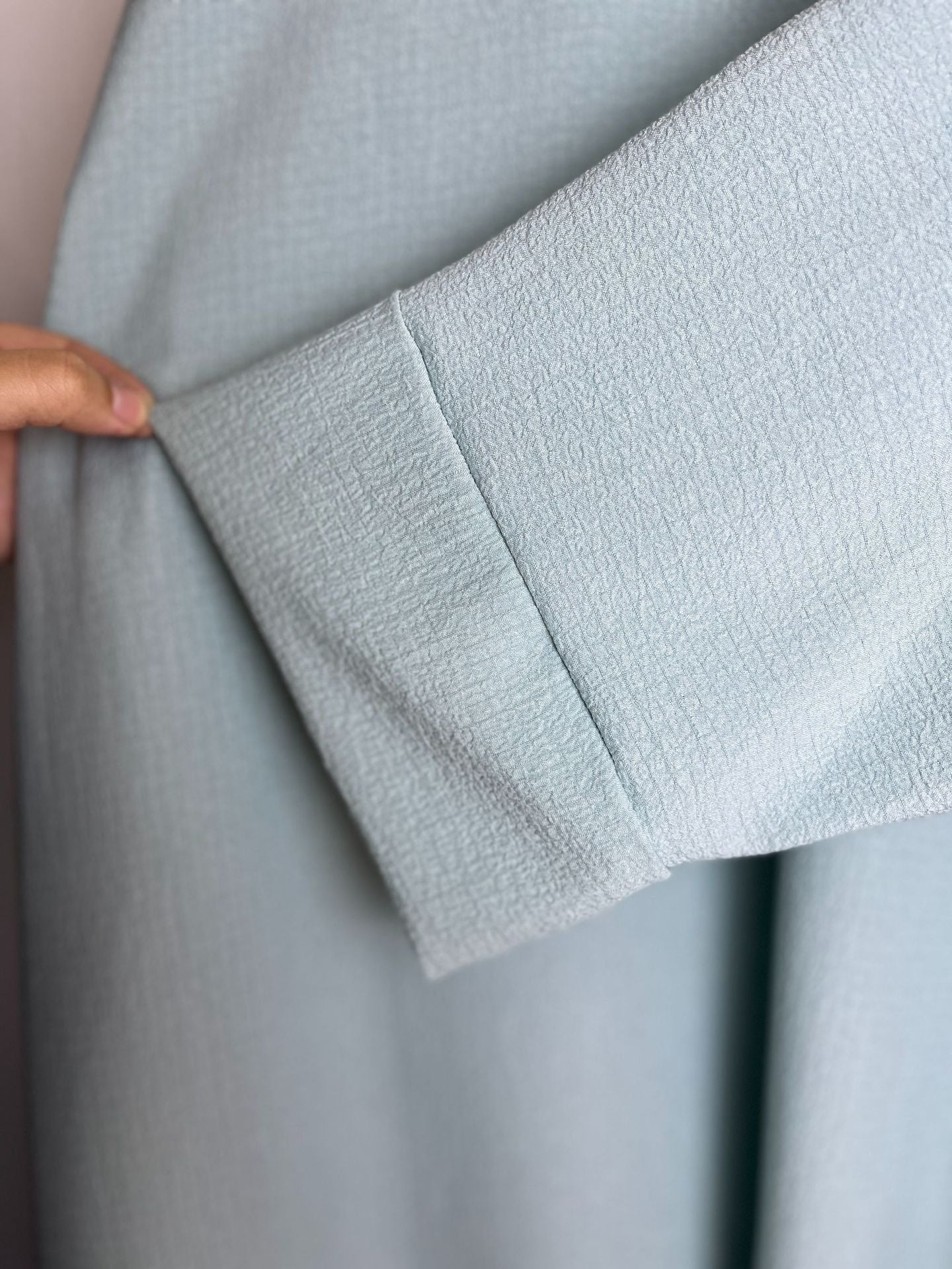 Abaya fluide minimaliste – Tendance Modest Fashion 2025