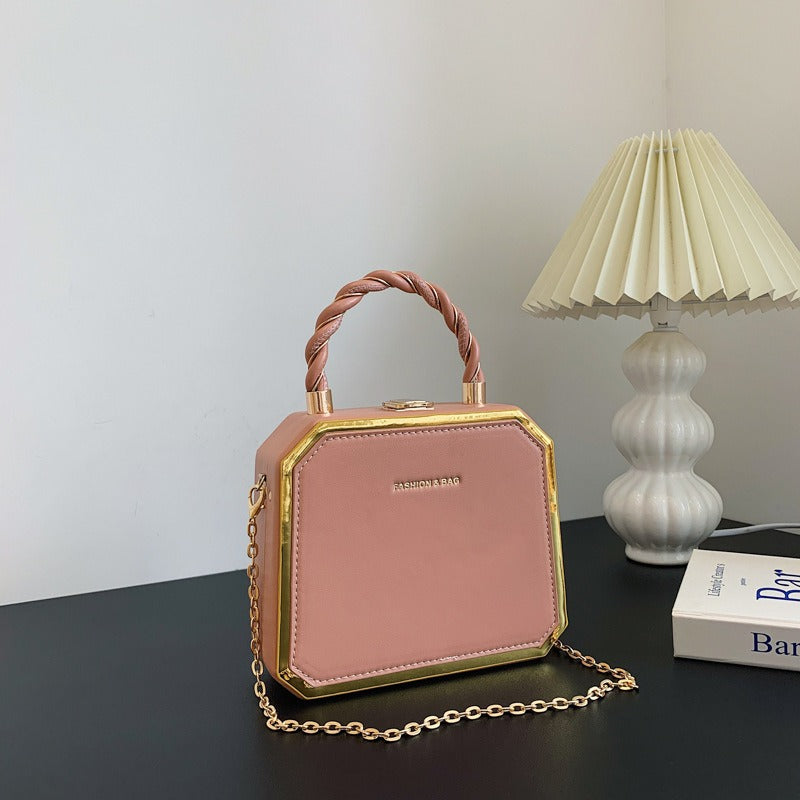 Mini-sac structuré vert émeraude avec anses torsadées et chaîne dorée – Style « boîte » élégant
