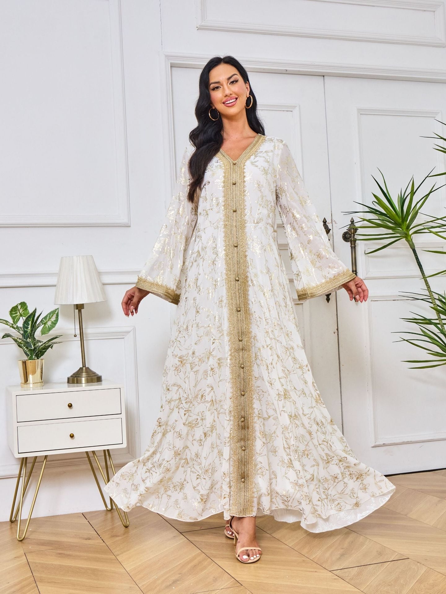 Robe orientale brodée dorée – Élégance royale en blanc, vert & bleu ciel