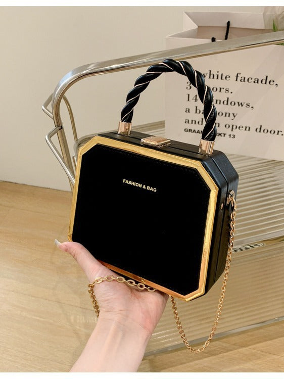 Mini-sac structuré vert émeraude avec anses torsadées et chaîne dorée – Style « boîte » élégant
