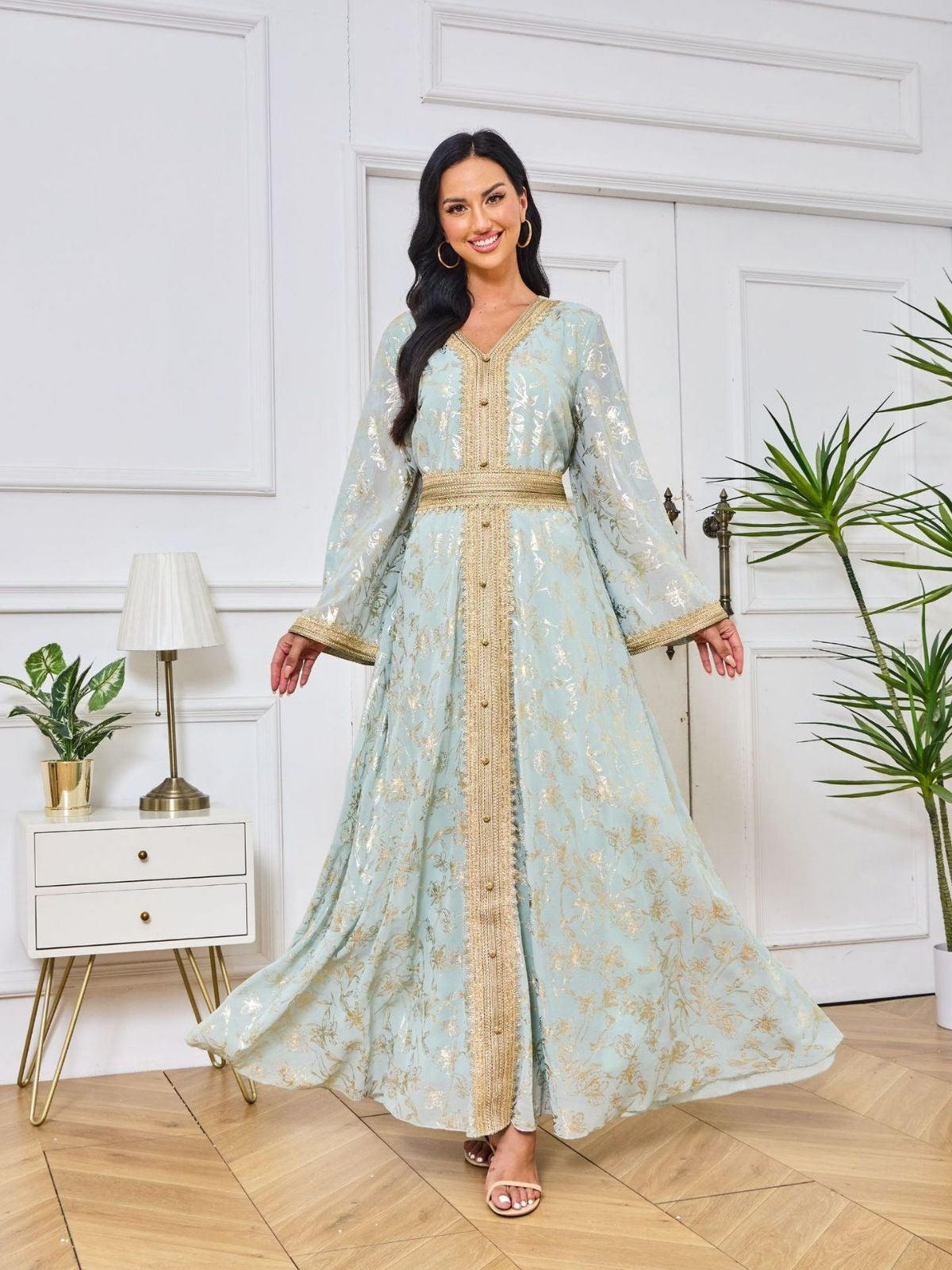 Robe orientale brodée dorée – Élégance royale en blanc, vert & bleu ciel