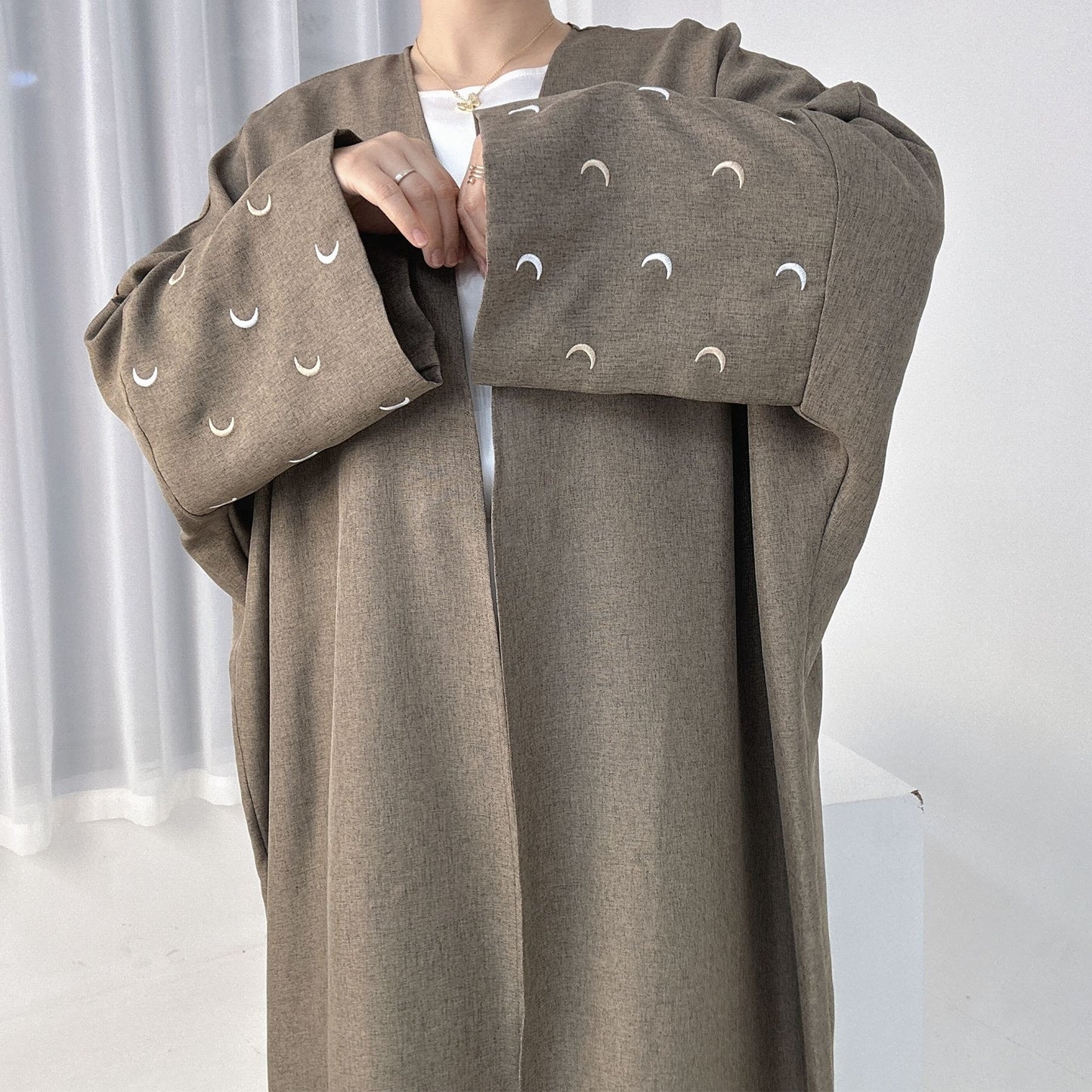 Abaya “Luna Minimal” – Élégance épurée & Détail céleste Elegant Cardigan Robe