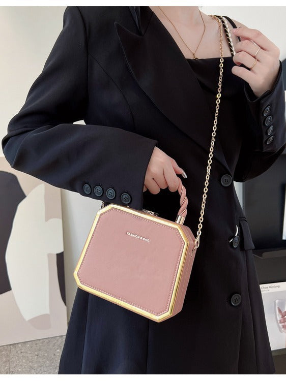 Mini-sac structuré vert émeraude avec anses torsadées et chaîne dorée – Style « boîte » élégant