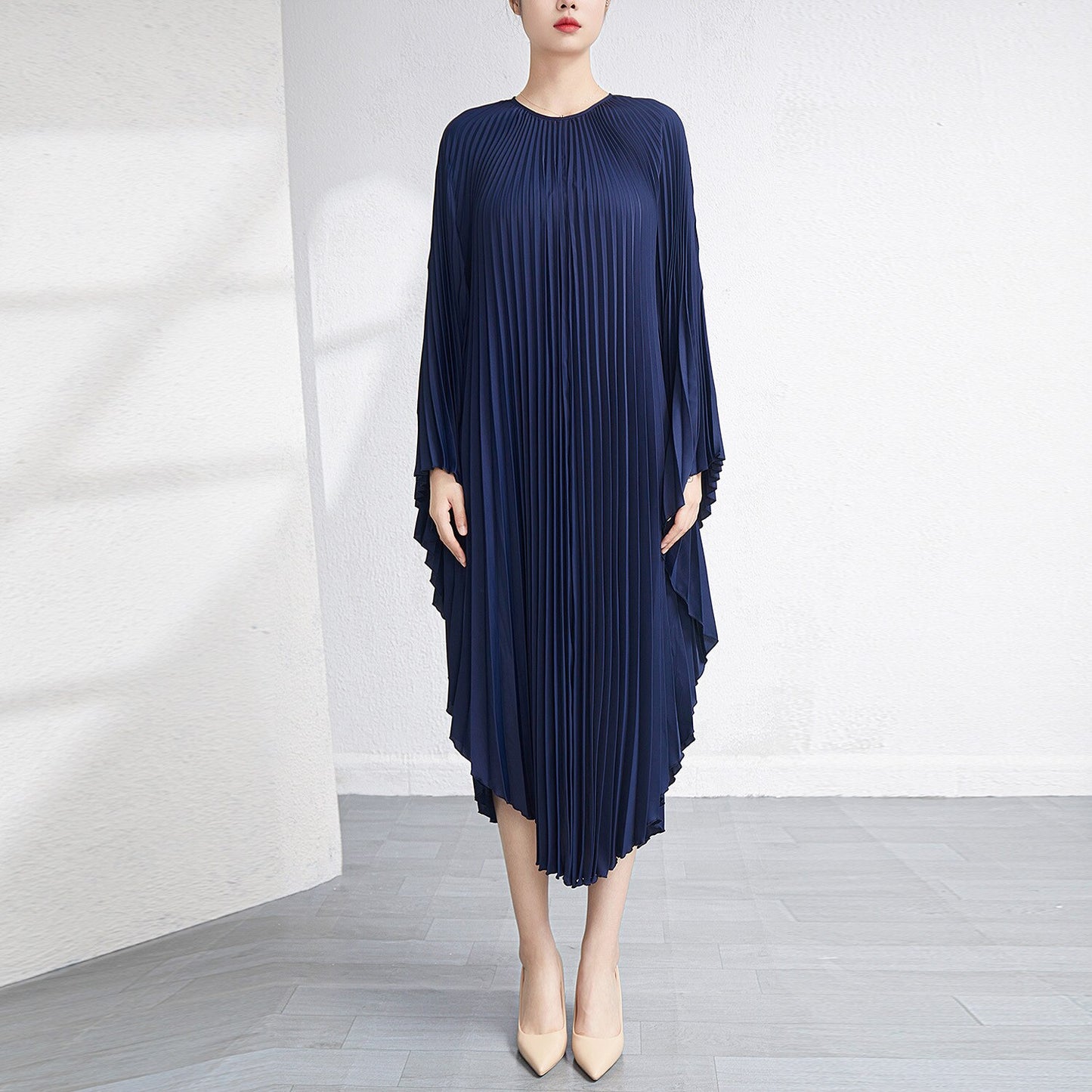 Robe plissée fluide “Crème Élégance” – Style luxe plage ou urbain