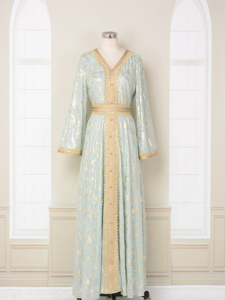 Robe orientale brodée dorée – Élégance royale en blanc, vert & bleu ciel