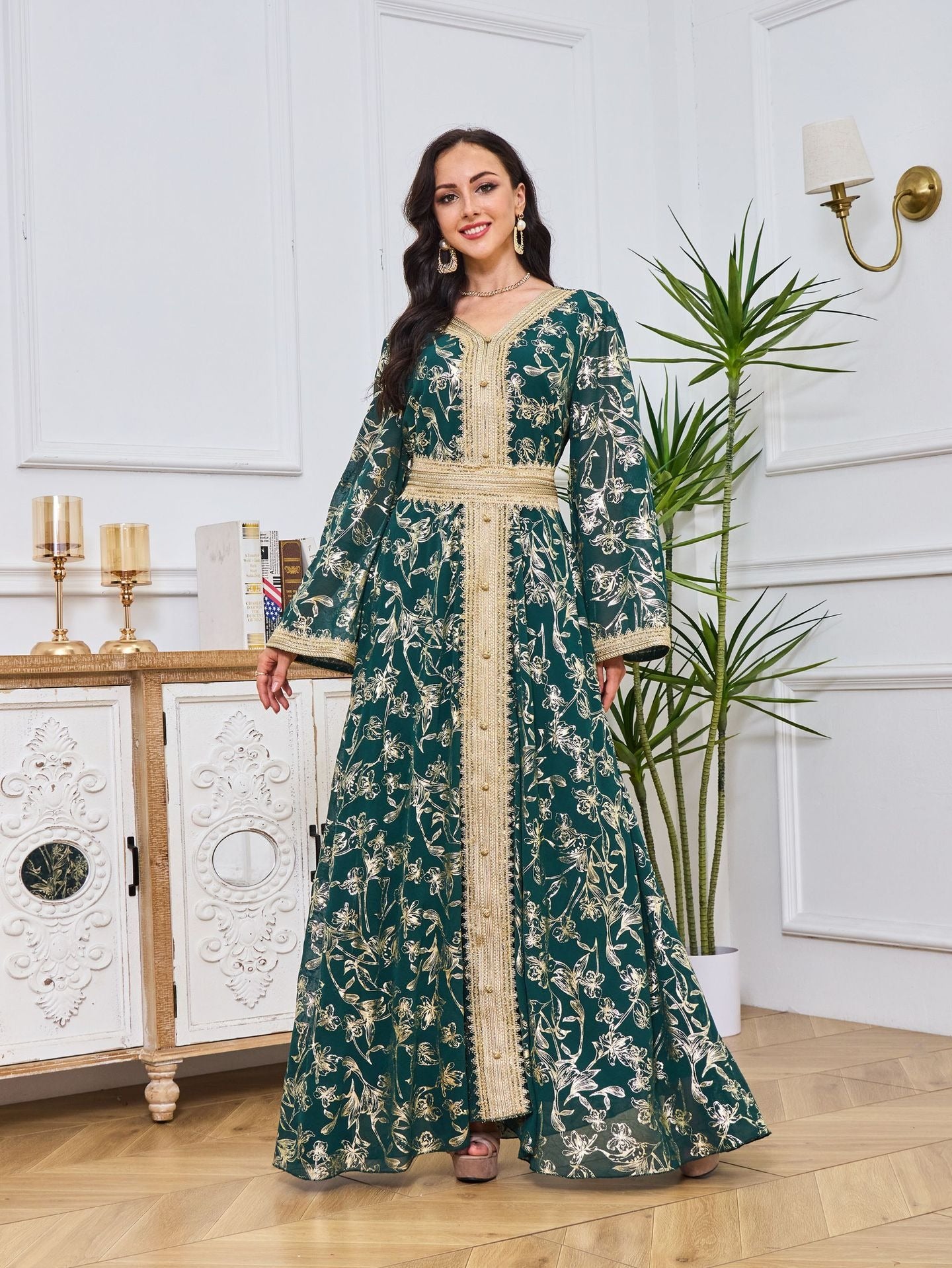 Robe orientale brodée dorée – Élégance royale en blanc, vert & bleu ciel