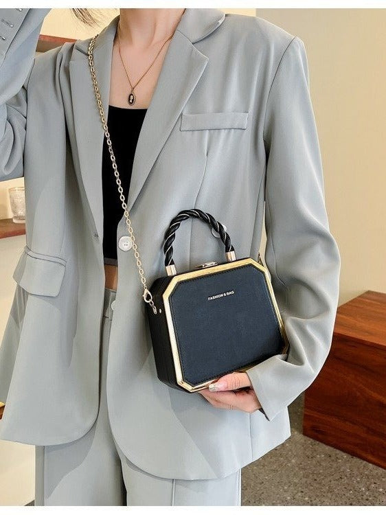 Mini-sac structuré vert émeraude avec anses torsadées et chaîne dorée – Style « boîte » élégant