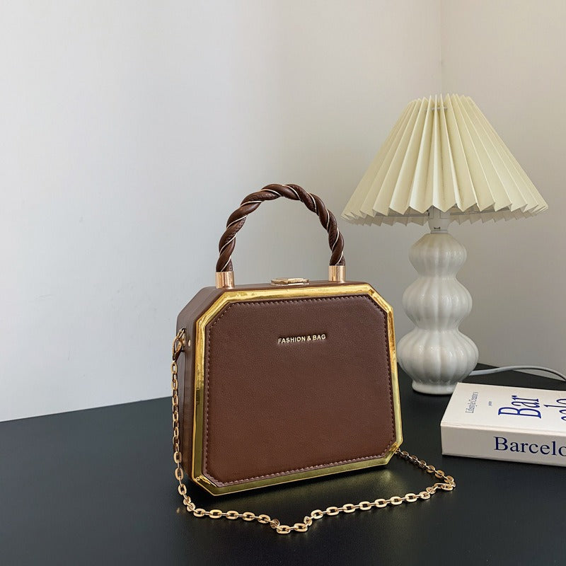 Mini-sac structuré vert émeraude avec anses torsadées et chaîne dorée – Style « boîte » élégant