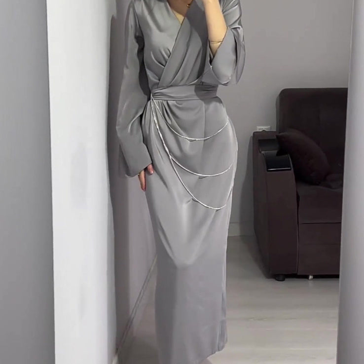 ROBE CACHE-CŒUR MARRON – ÉLÉGANCE MINIMALISTE AVEC CHAÎNES