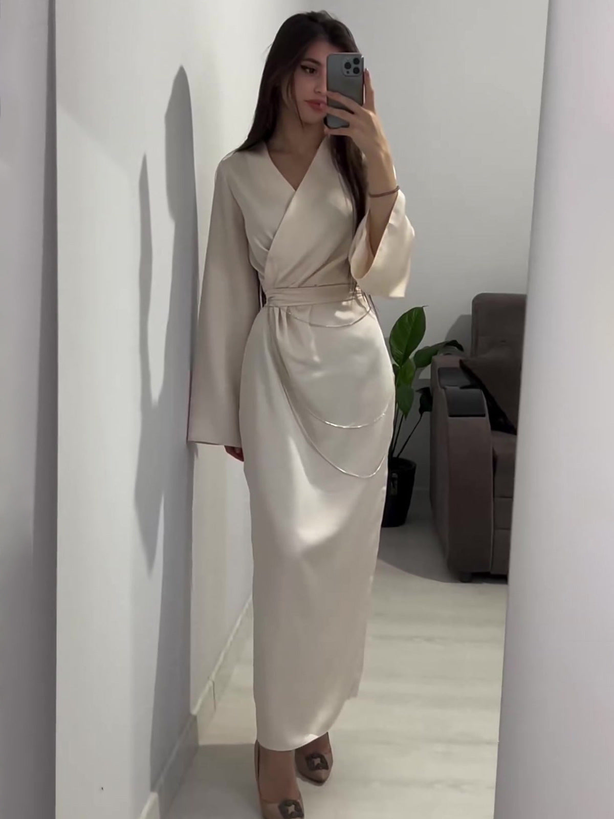 ROBE CACHE-CŒUR MARRON – ÉLÉGANCE MINIMALISTE AVEC CHAÎNES