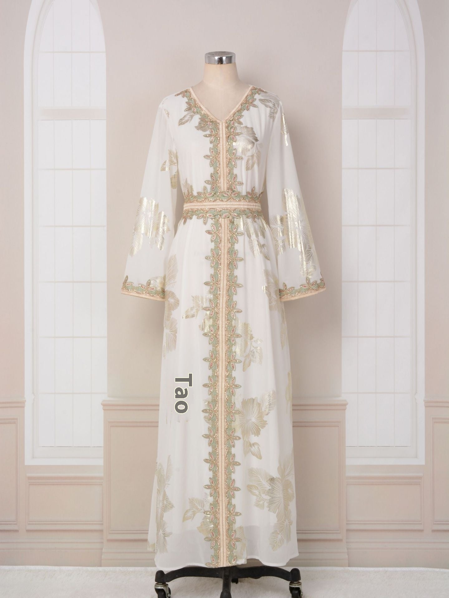 Caftan Blanc Brodé Doré – Élégance Orientale Luxe