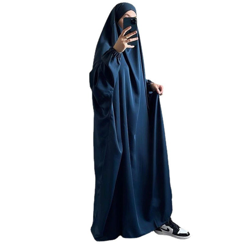 Abaya noire fluide femme avec hijab contrastant, coupe ample et élégante