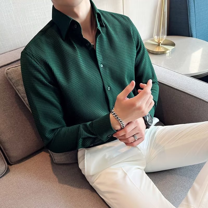 Chemise blanche texturée homme, coupe slim chic, look soigné instantané