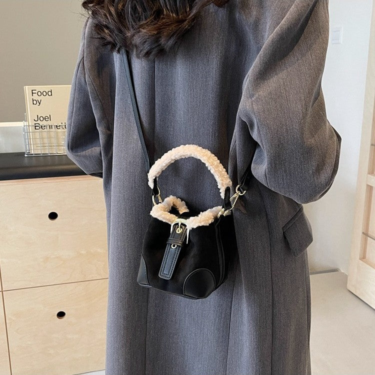 Mini Sac à Main Hiver Femme – Style Bucket avec Doublure Chaude & Anse Mouton – Chic & Tendance