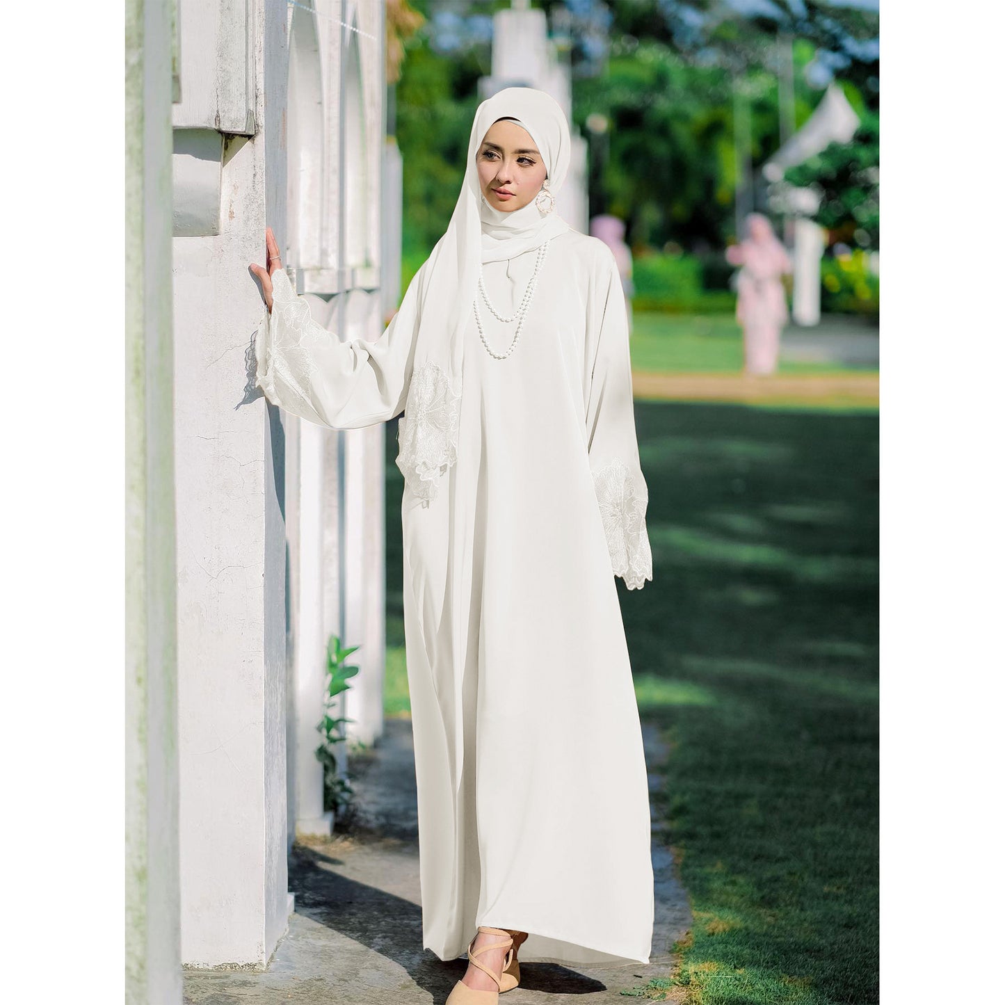 Abaya Élégante Brodée – Manches Florales & Coupe Modeste Chic