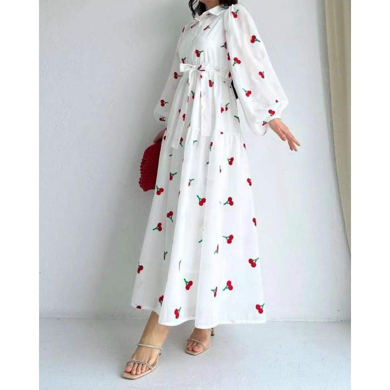 Robe longue blanche imprimé cerises – style bohème fruité été 2025, manches bouffantes & ceinture