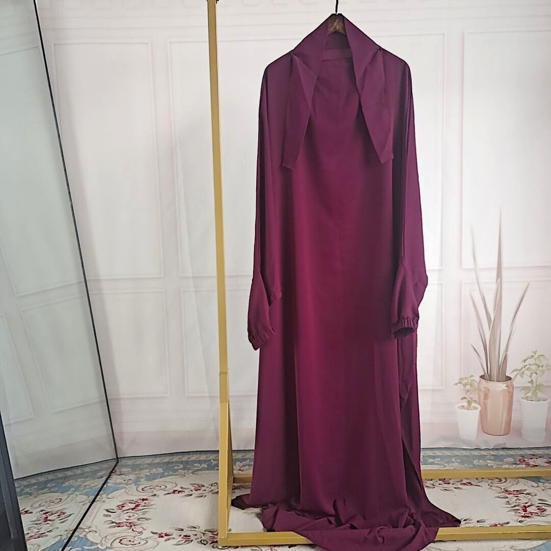 Abaya noire fluide femme avec hijab contrastant, coupe ample et élégante