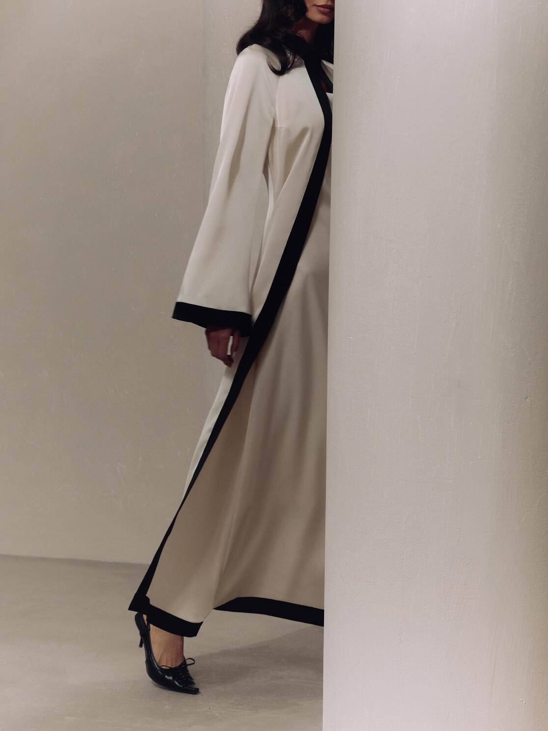 ABAYA ROYAL CHIC – DÉTAILS NOIRS CONTRASTÉS