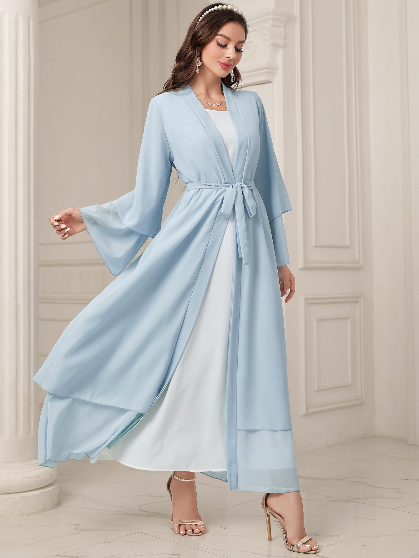 Abaya Moderne Fluide avec Ceinture – Élégance Minimaliste
