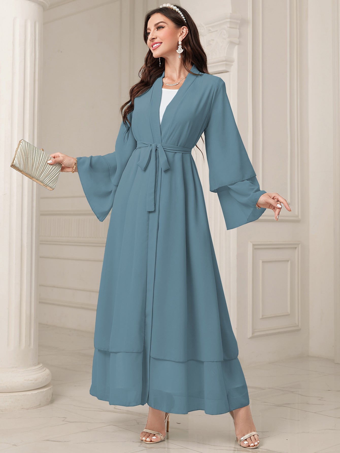 Abaya Moderne Fluide avec Ceinture – Élégance Minimaliste
