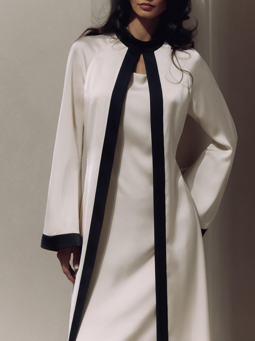 ABAYA ROYAL CHIC – DÉTAILS NOIRS CONTRASTÉS