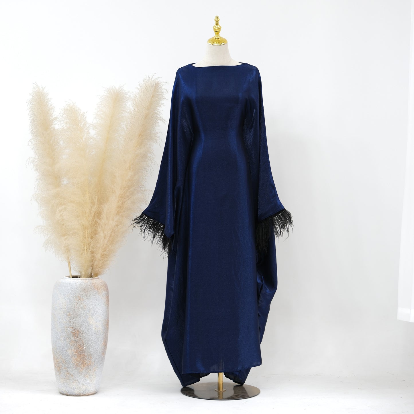 Abaya Luxe Satinée à Manches Chauve-Souris & Finitions Plumes