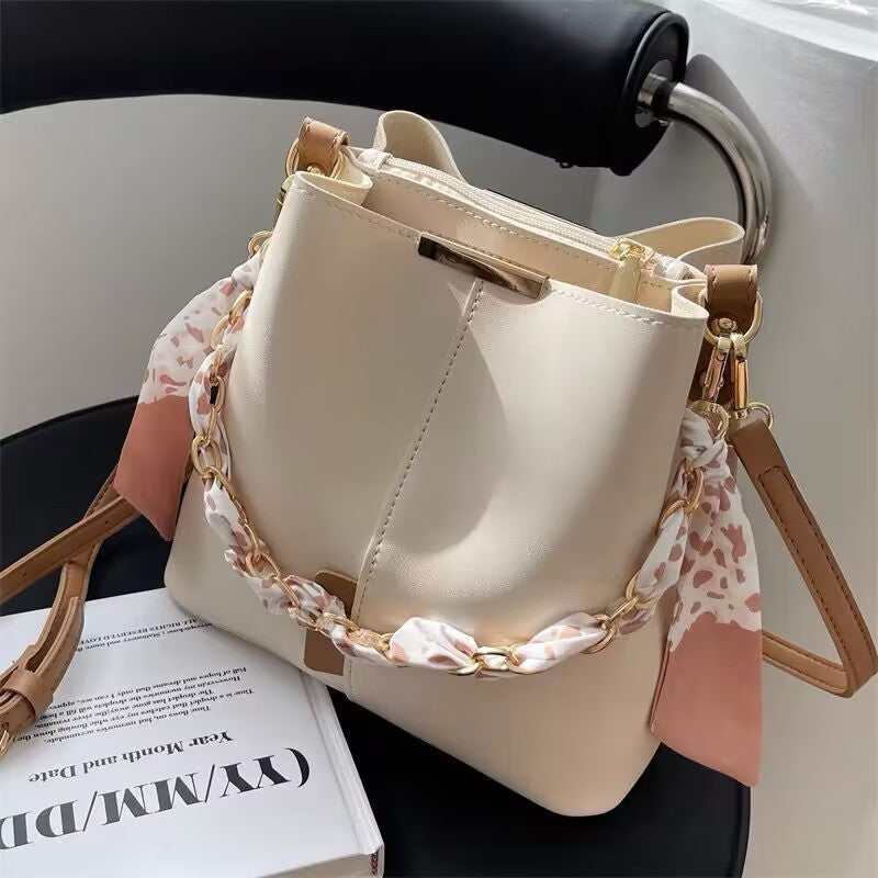 Sac Bandoulière Élégant Femme – Sac Seau avec Chaîne Dorée & Foulard – Sac à Main Chic et Tendance