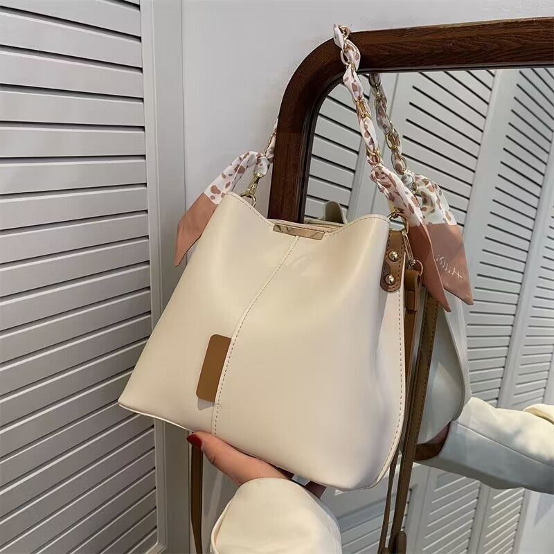 Sac Bandoulière Élégant Femme – Sac Seau avec Chaîne Dorée & Foulard – Sac à Main Chic et Tendance