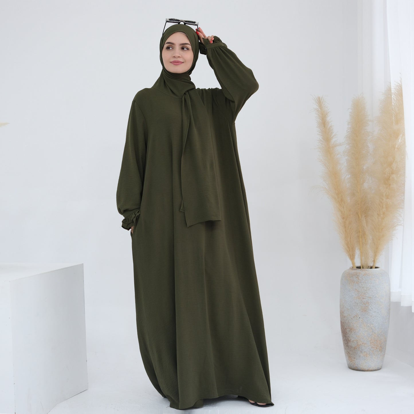 Douceur & élégance dans un style moderne. Découvrez cette abaya au design fluide et léger, sublimée par ses manches à volants délicates