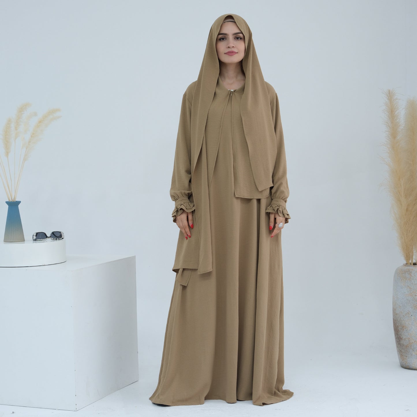 Douceur & élégance dans un style moderne. Découvrez cette abaya au design fluide et léger, sublimée par ses manches à volants délicates