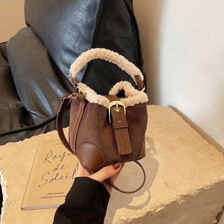 Mini Sac à Main Hiver Femme – Style Bucket avec Doublure Chaude & Anse Mouton – Chic & Tendance