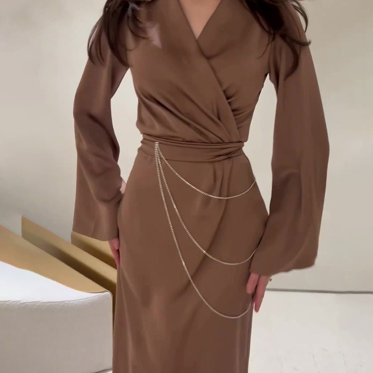 ROBE CACHE-CŒUR MARRON – ÉLÉGANCE MINIMALISTE AVEC CHAÎNES
