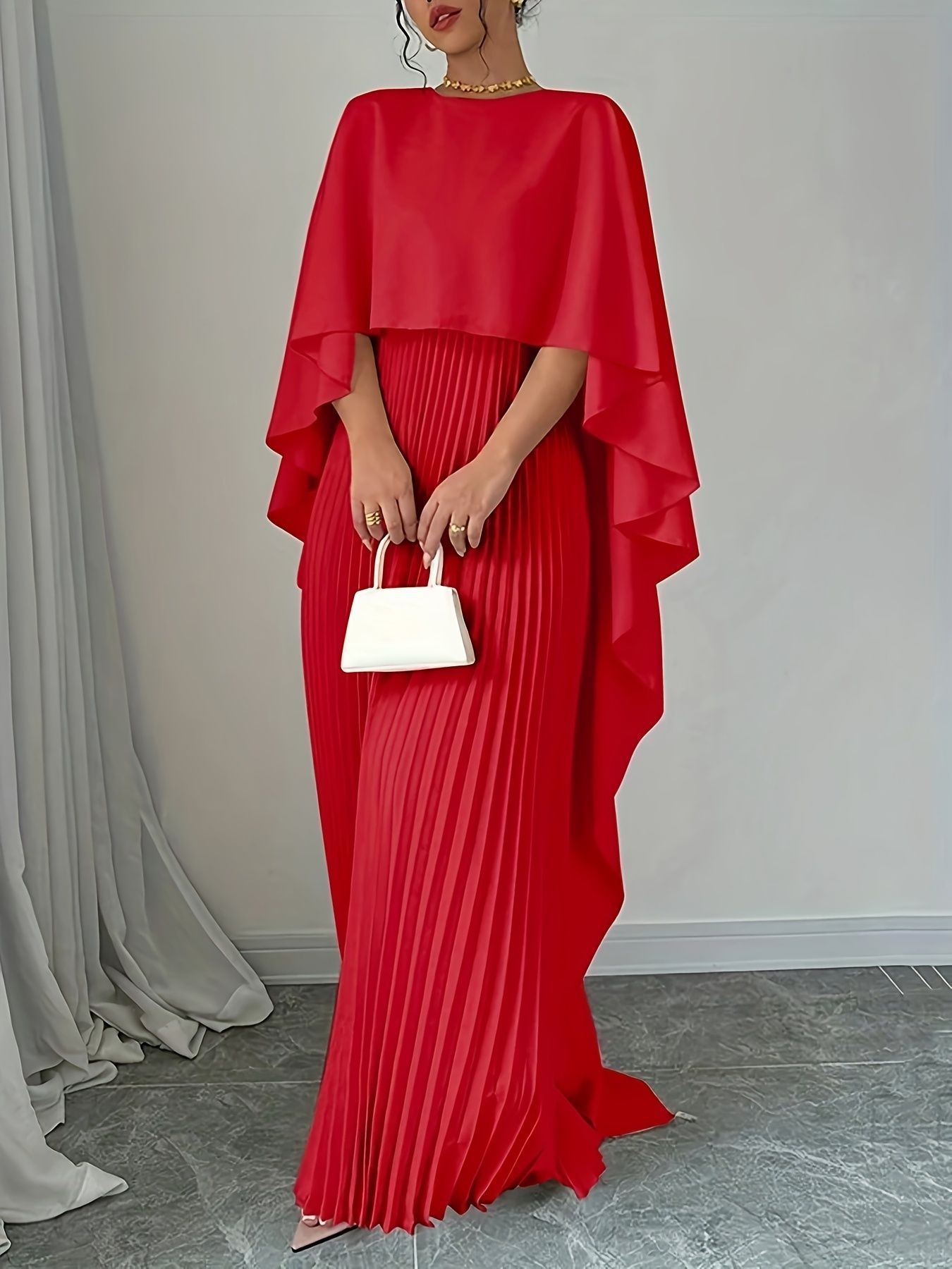 ROBE LONGUE PLISSÉE AVEC CAPE – ÉLÉGANCE DÉLICATE