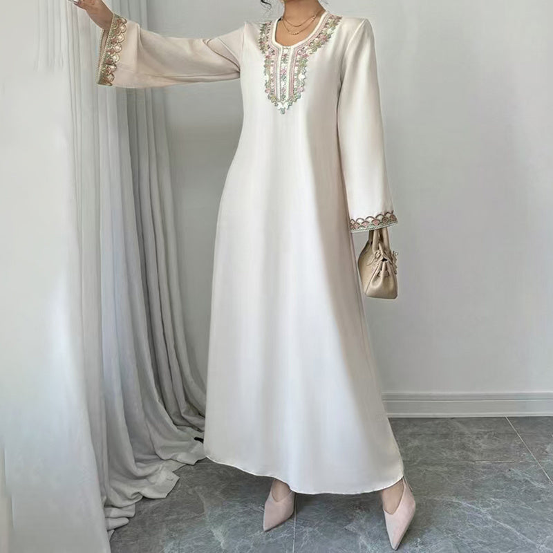 Robe longue orientale brodée – élégance raffinée femme 2025, style caftan moderne