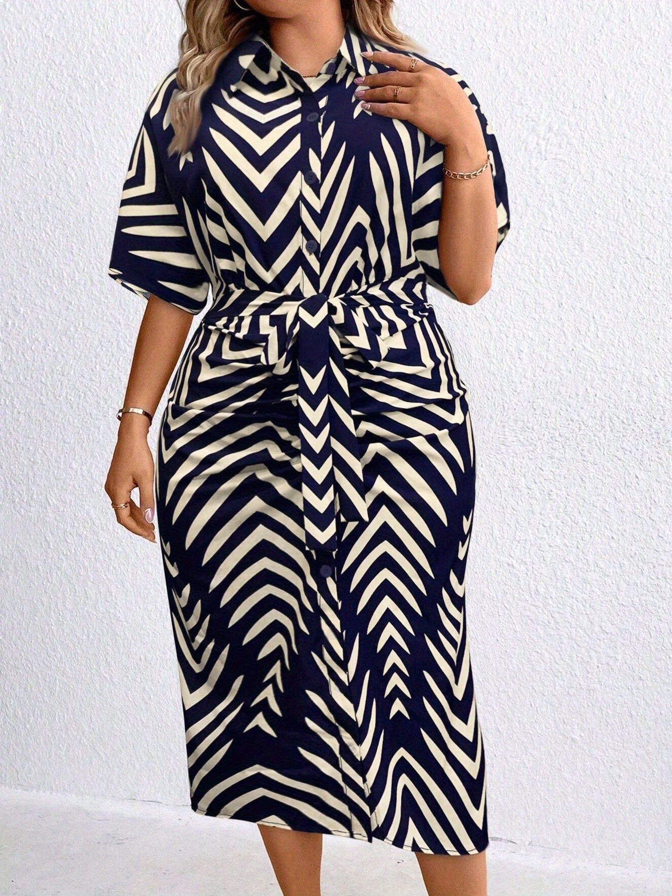 Robe grande taille chic imprimée – Ceinture intégrée, col chemise – Élégance casual