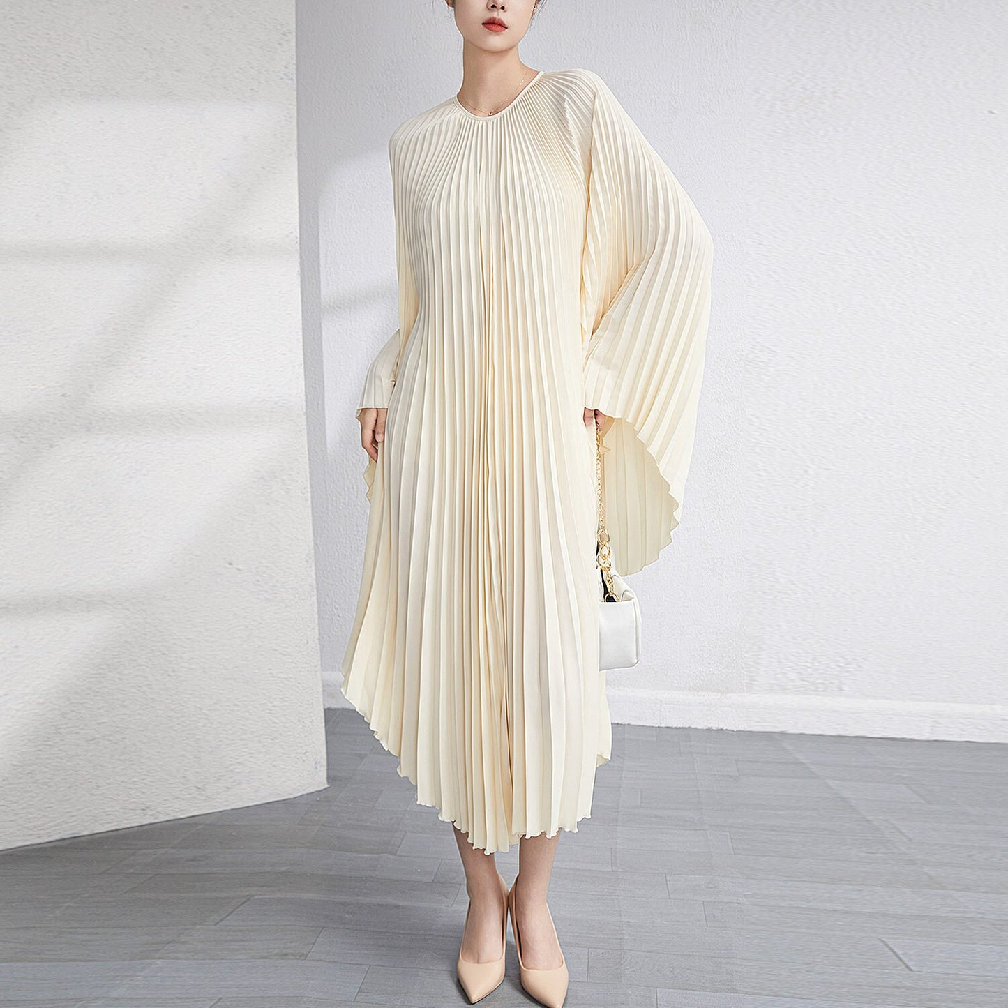 Robe plissée fluide “Crème Élégance” – Style luxe plage ou urbain