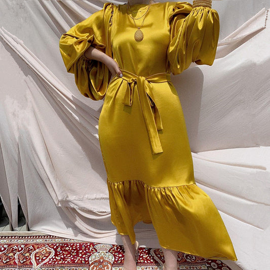 Robe satinée ceinturée manches bouffantes – élégance luxe & tendance 2025