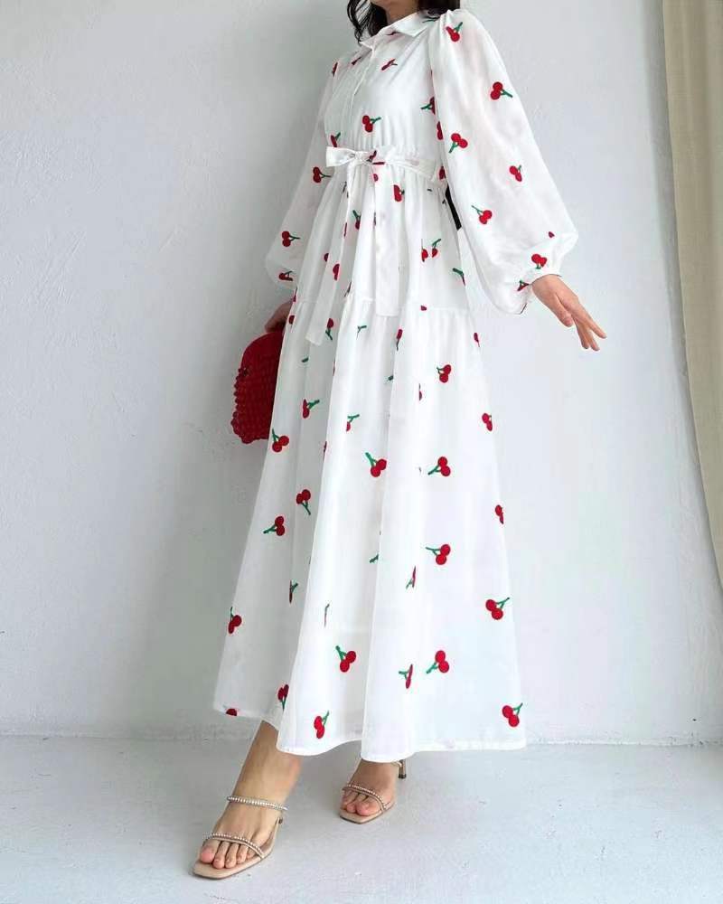 Robe longue blanche imprimé cerises – style bohème fruité été 2025, manches bouffantes & ceinture