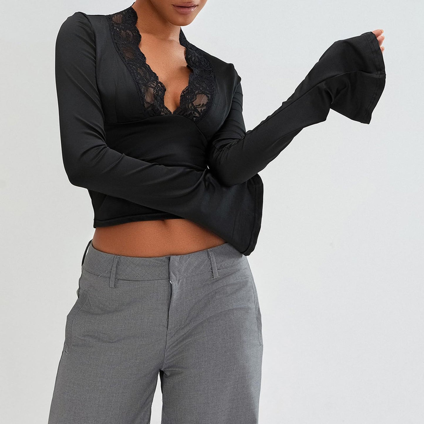 Top Dentelle Élégance – Décolleté V Chic & Manches Trompette