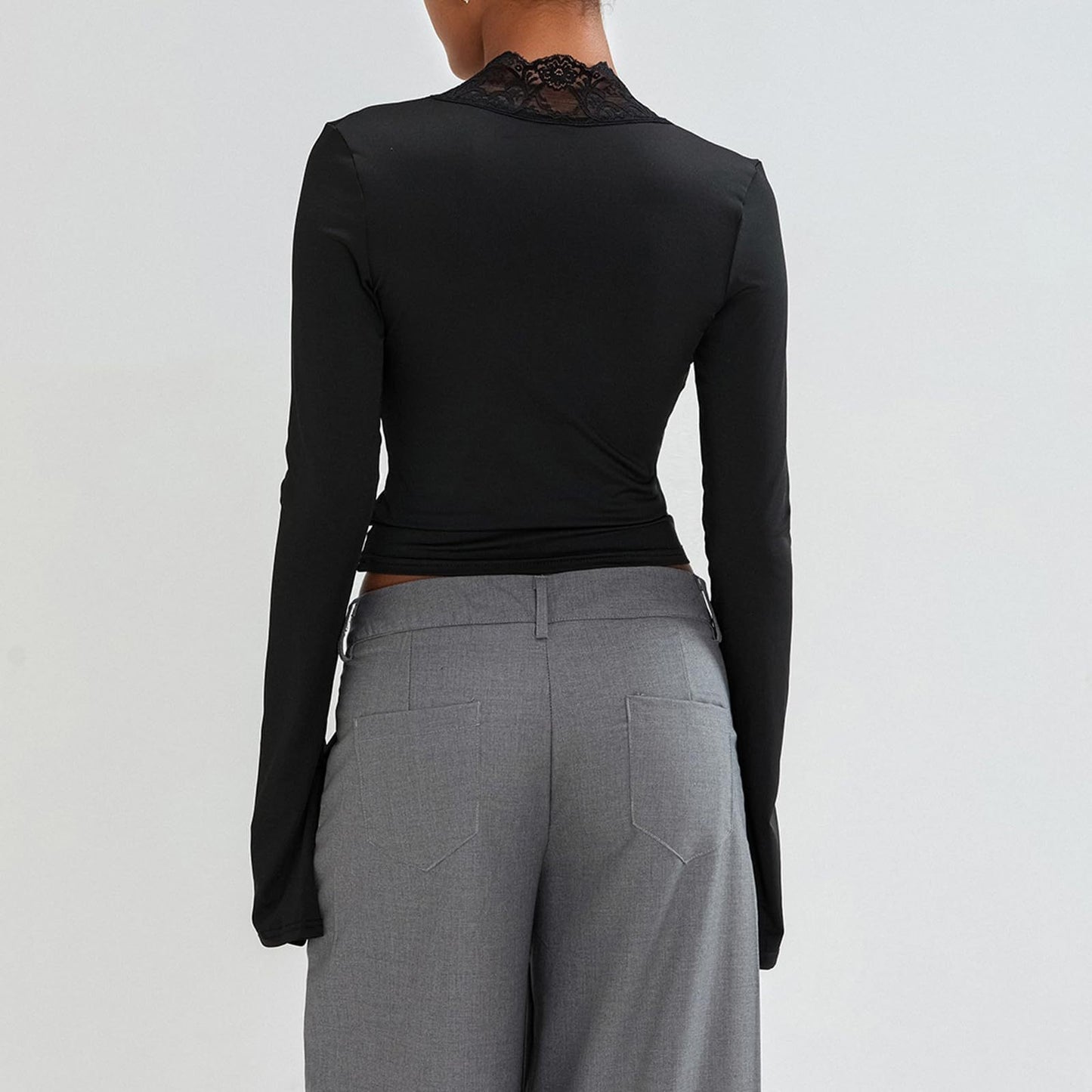 Top Dentelle Élégance – Décolleté V Chic & Manches Trompette