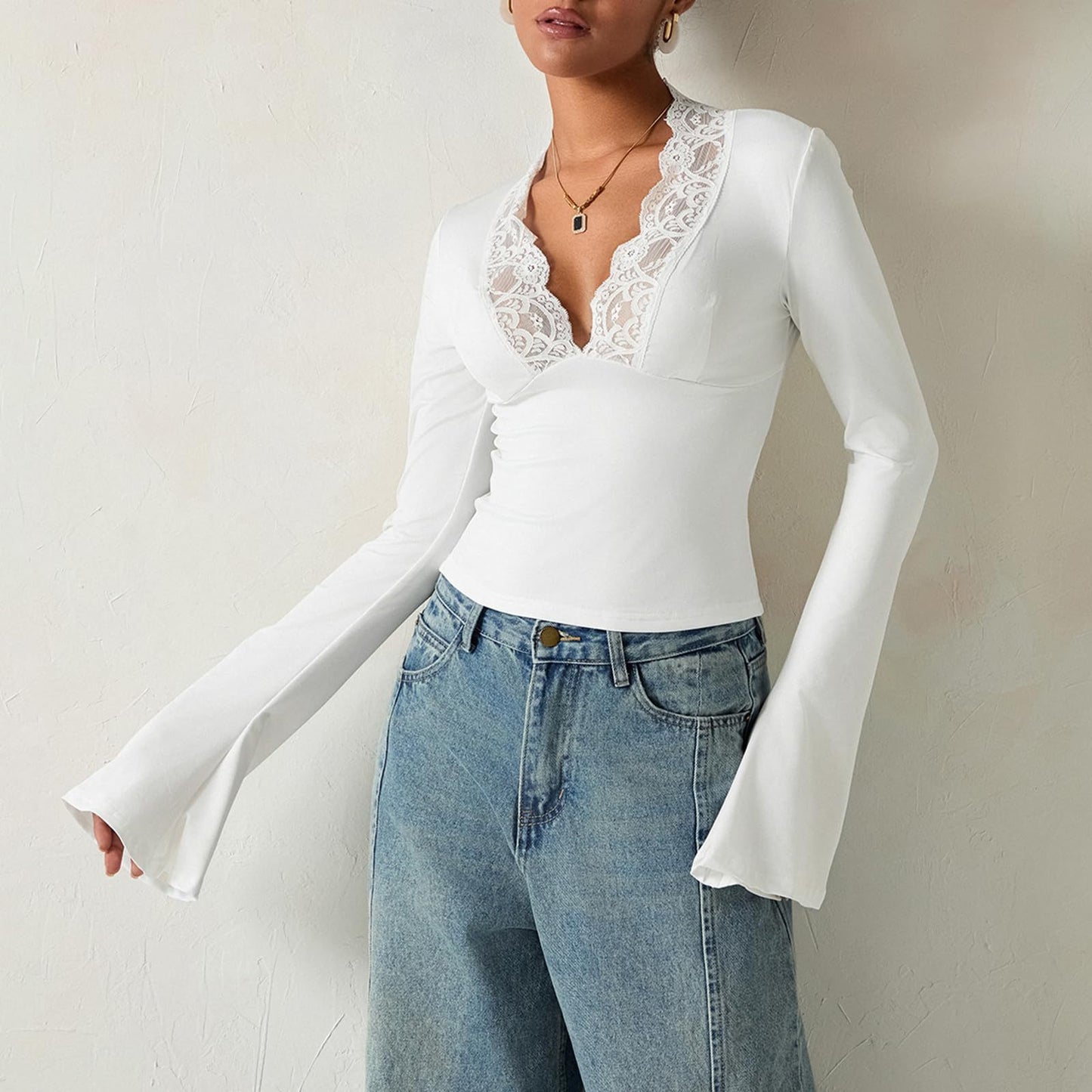 Top Dentelle Élégance – Décolleté V Chic & Manches Trompette