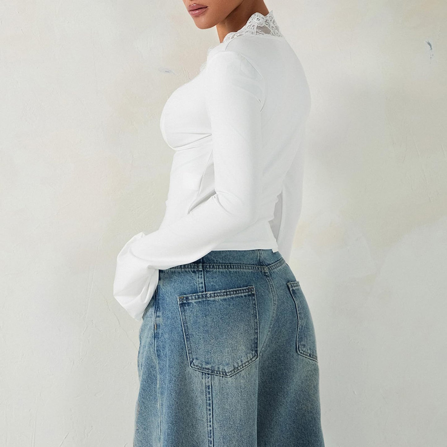 Top Dentelle Élégance – Décolleté V Chic & Manches Trompette