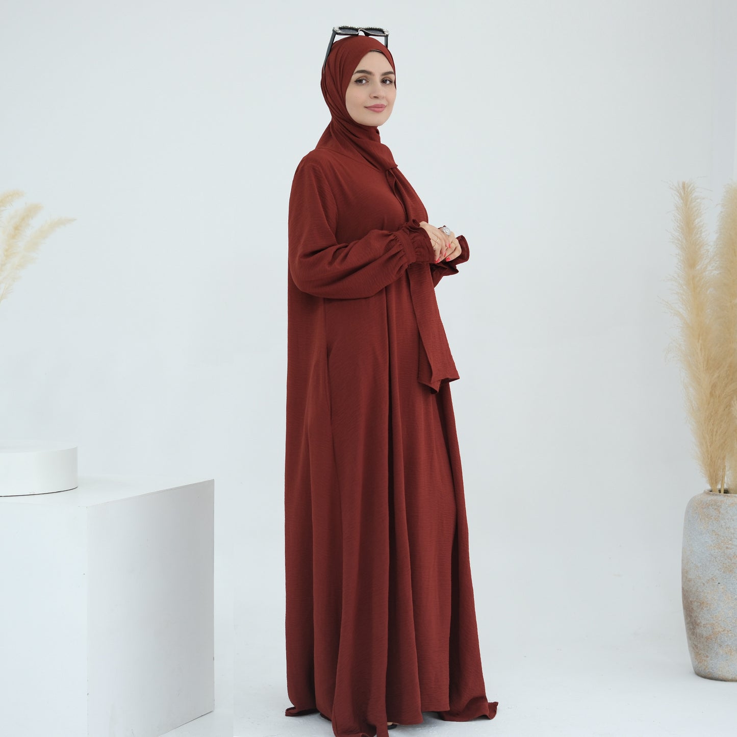 Douceur & élégance dans un style moderne. Découvrez cette abaya au design fluide et léger, sublimée par ses manches à volants délicates