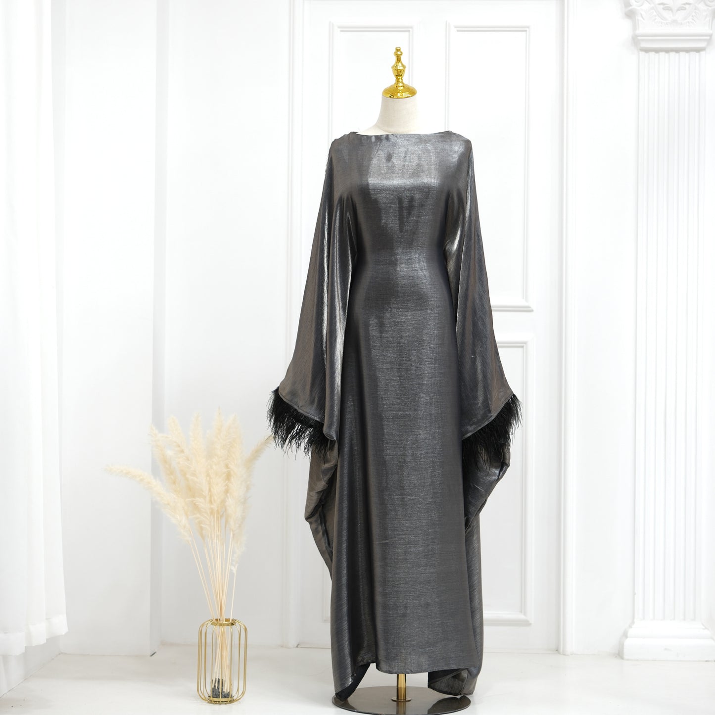 Abaya Luxe Satinée à Manches Chauve-Souris & Finitions Plumes