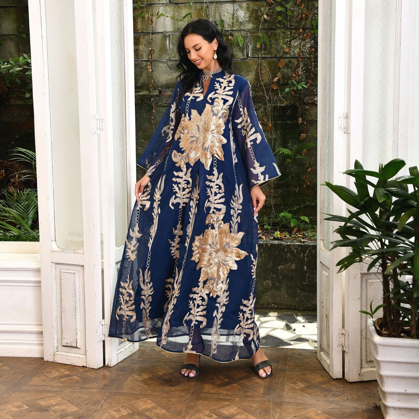 Robe Longue Orientale Luxe – Broderies & Sequins Dorés – Élégance Dubaï pour Occasions Spéciales